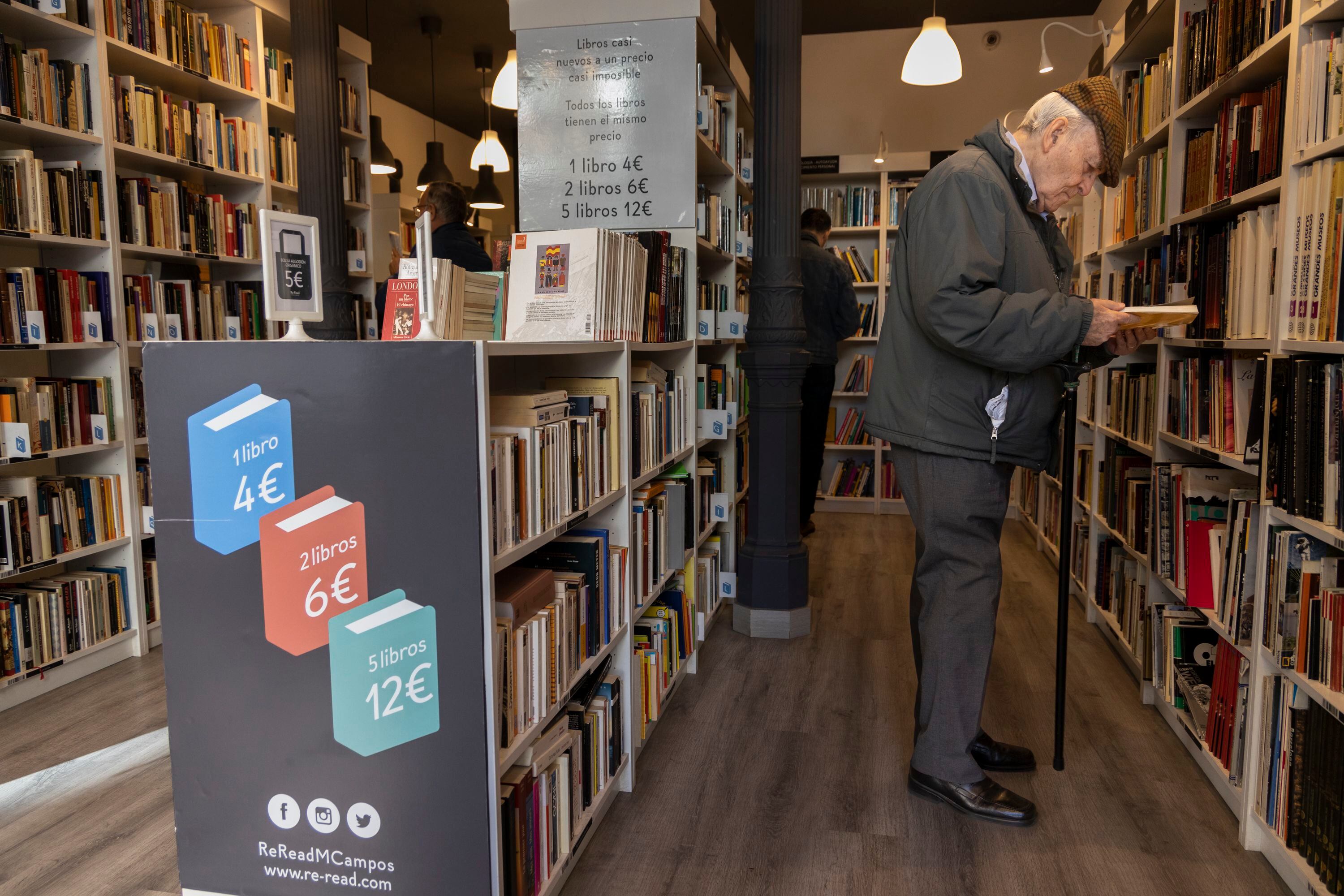 Varias personas miran libros de segunda mano en la librería Re-Read de la calle General Martínez Campos, en Madrid. 