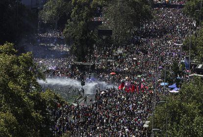 Miles de mujeres marchan en Santiago de Chile este domingo durante la celebración del Día Internacional de la Mujer, y se registraron algunos incidentes por parte de la policía.