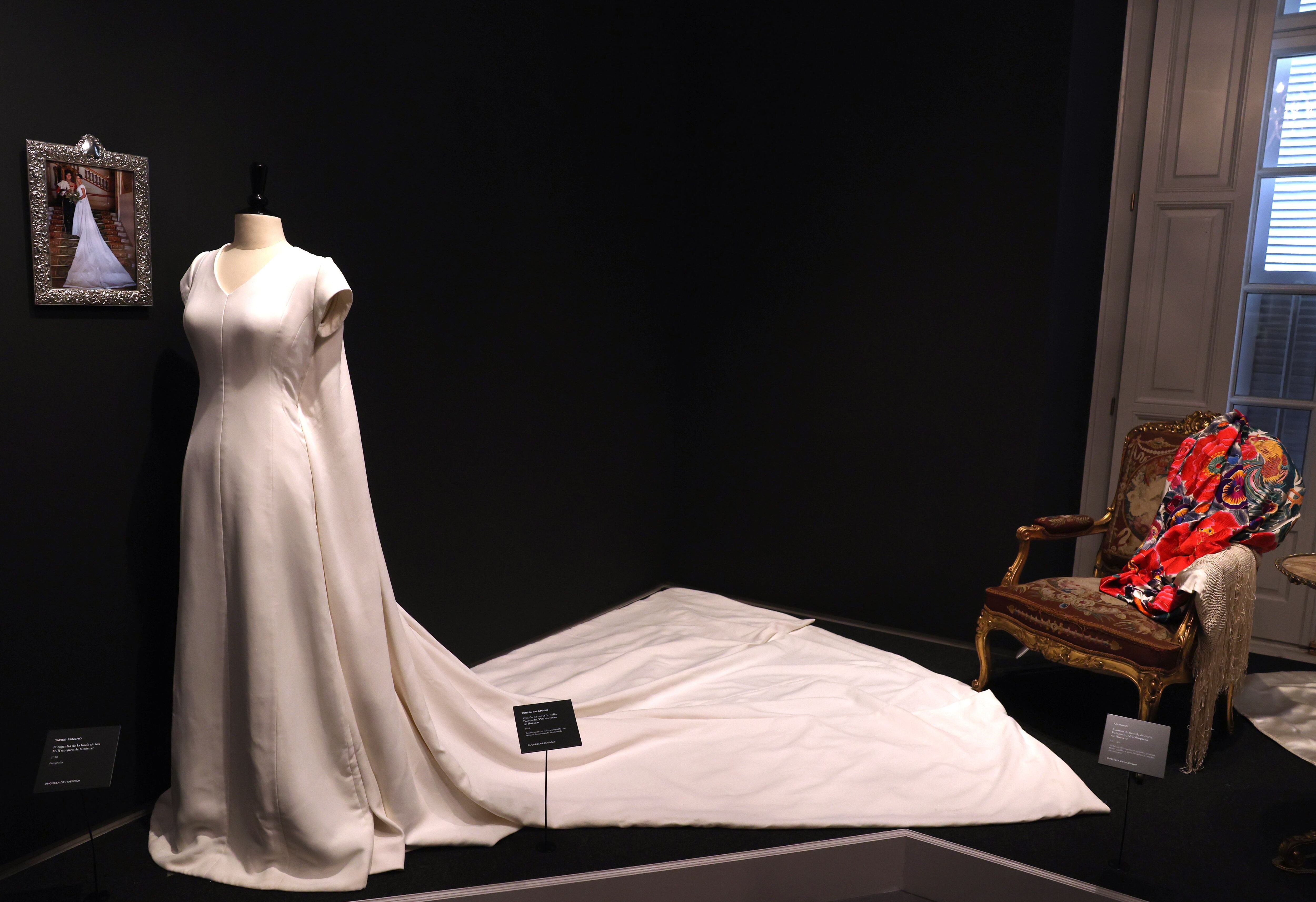 El vestido de novia que Sofía Palazuelo lució en su boda en 2018, diseñado por su tía Teresa Palazuelo, fallecida el año pasado. A su derecha, un mantón de Manila que pertenece a Sofía sobre una silla que perteneció a Eugenia de Montijo.