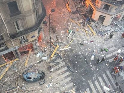 Vista desde arriba de la esquina de la calle de Treviso con la calle Santa Cecilia poco después de la explosión. En vídeo, escenario de guerra en París tras una fuerte explosión de gas en una panadería.