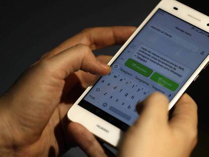 Un usuario envía un mensaje SMS.