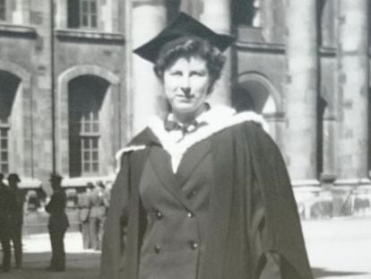 Ann Mitchell, tras su graduación en la Universidad de Oxford en 1943.