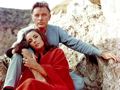 Elizabeth Taylor y Richard Burton en el 'set' de rodaje de 'The Sandpiper' en 1965. La pareja se casó y divorció dos veces.