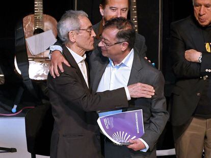 Francisco de Roux, presidente de la Comisión de la Verdad de Colombia, abrazado por el presidente electo, Gustavo Petro, durante la presentación del informe final de la Comisión, en Bogotá, el 28 de junio.