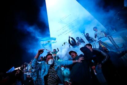 Aficionados de Argentina celebran en el Obelisco el triunfo de su selección contra Brasil.