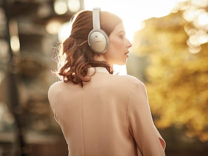 En la imagen, una mujer lleva unos auriculares inalámbricos Bose QuietComfort 35 II, una de las mejores ofertas 'online' de esta semana.