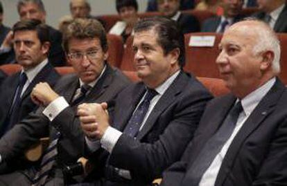 El delegado del Gobierno, Samuel Juárez; el jefe del Ejecutivo gallego, Alberto Núñez Feijóo; el presidente de Endesa, Borja Prado, y el rector de la universidad, Juan Casares, de izda a dcha, durante la presentación del documental.