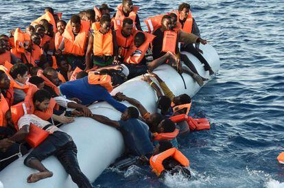 Migrantes y refugiados caen al mar durante una operación de rescate, este jueves.