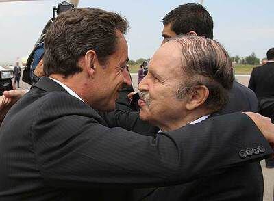 El presidente francés, Nicolas Sarkozy (izquierda) abraza a su homólogo argelino, Abdelaziz Buteflika, el martes en Argel .