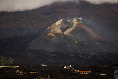 El volcán de La Palma, visto desde la montaña de La Laguna, el pasado 17 de marzo.