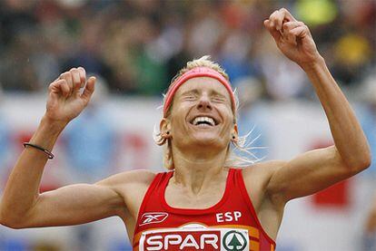 Marta Domínguez sonrie tras vencer en la final de 5. 000 metros femeninos del Campeonato de Europa de Atletismo celebrado en Gotenburgo en 2006.