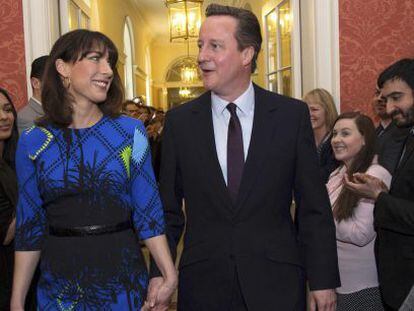 El primer ministro británico, David Cameron, y su mujer, Samantha, ayer en la sede de Downing Street.