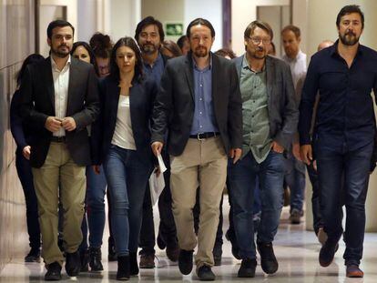 El l&iacute;der de Podemos, Pablo Iglesias, junto a los portavoces del grupo de Unidos Podemos-En Com&ugrave;-Podem-En Marea, en el Congreso de los Diputados. 