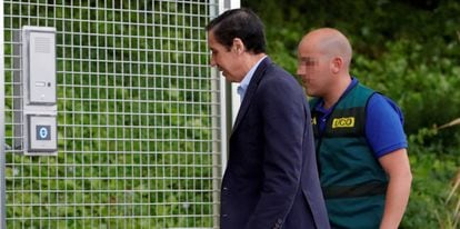 Eduardo Zaplana, upon his arrival this Wednesday at the Tres Cantos Civil Guard Command (Madrid).