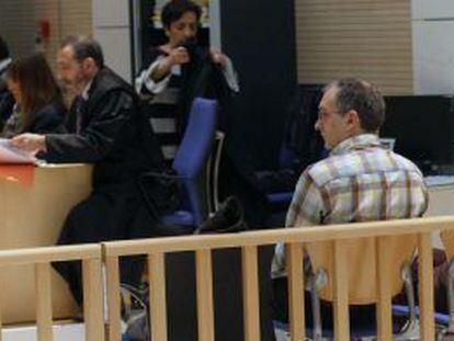 José María Bravo, de espaldas en el banquillo de los acusados, antes de empezar una de las sesiones del juicio.