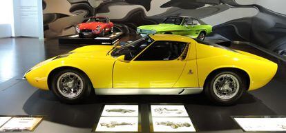 Iconos del diseño en la ZeitHaus, el museo de coches clásicos de la Autostadt. En primer plano, Miura de 1967. Al fondo, Ford Capri de 1972 y Jaguar E-Type de 1964.