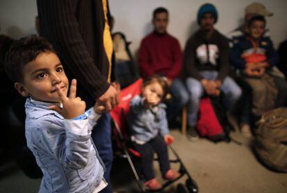 Un grupo de refugiados de Siria e Irak llega a Francia este miércoles.