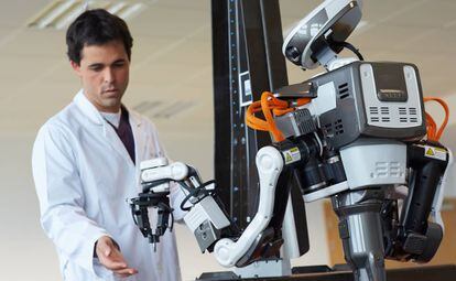 Un robot humanoide para ensamblaje de automóviles en el Parque Tecnológico de Miramón, en San Sebastián.