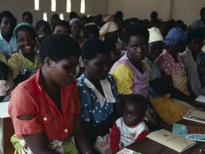 Un grupo de mujeres aprende a leer en un campo de refugiados de Mozambique.