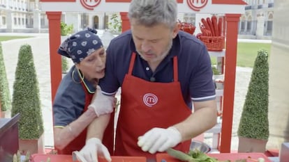 Verónica Forqué alecciona a Miki Nadal en la presente edición de. 'Masterchef'.