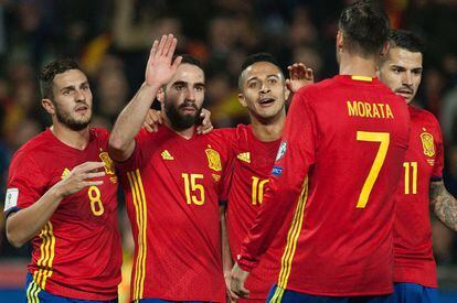 Los jugadores españoles celebran el primer gol del partido encajado por Macedonia.