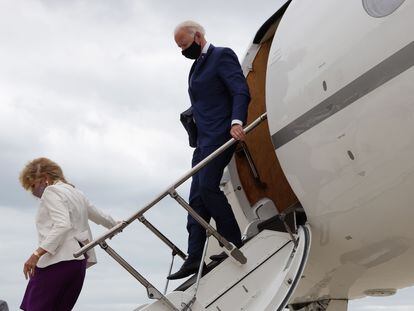 El candidato Joe Biden y su esposa aterrizan en Wisconsin.