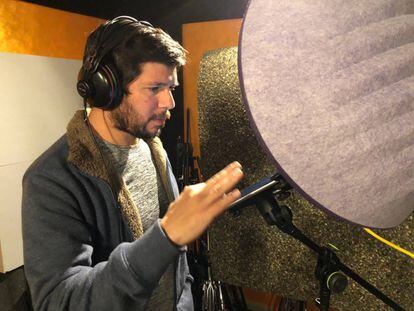 Renato Cisneros grabando 'Algún día te mostraré el desierto'.