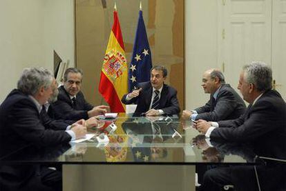 Zapatero (al fondo) conversa con los líderes de la patronal y los sindicatos y con Celestino Corbacho en el arranque del diálogo social, el pasado 5 de febrero en Moncloa.