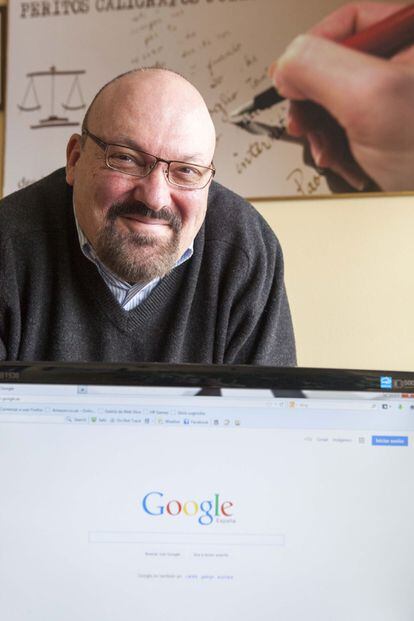 MARIO COSTEJA. El ciudadano que lleva siete años peleando por el derecho al olvido en Internet, y que no ha dudado en enfrentarse a Google, en su despacho de A Coruña.