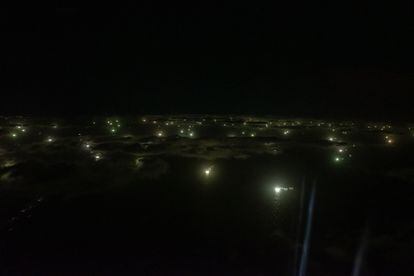 Barcos pesqueros vistos desde el cielo del océano Atlántico Sur, la noche del 20 de marzo de 2023.