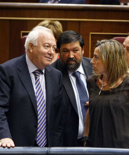 Moratinos (izquierda) conversa con Francisco Caamaño y Carme Chacón ayer en el Congreso.