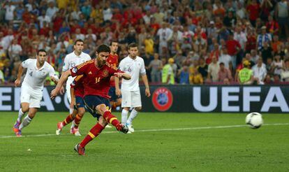 Xabi Alonso lanza un penalti ante Francia en 2012.