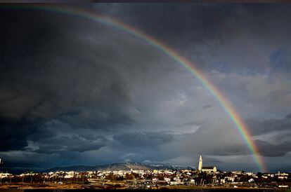 La iglesia de Hallgrímur, de hormigón blanco, destaca en el horizonte de Reikiavik, la capital de Islandia.
