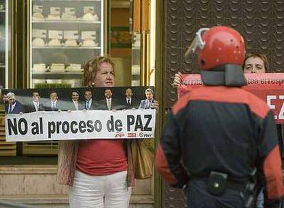 Agentes de la Ertzaintza vigilan a simpatizantes de la izquierda <i>abertzale</i> en Eibar (Guipúzcoa).