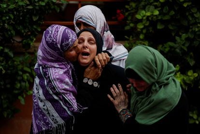 Una mujer palestina mostraba su dolor durante el funeral de la enfermera Haniyeh Qudih, muerta tras un ataque israelí sobre la ciudad de Jan Yunis, este viernes. 