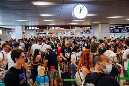 Centenares de pasajeros esperan en los mostradores de facturación en la Terminal 1 del aeropuerto de Barajas, este viernes.