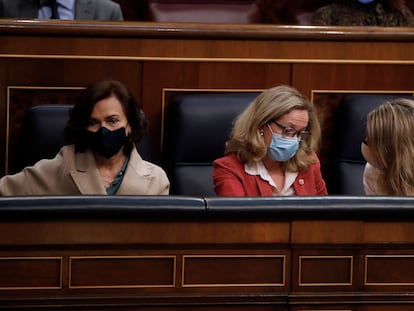 La ministra de Asuntos Económicos, Nadia Calviño (c), conversa con la ministra de Trabajo, Yolanda Díaz, junto a la vicepresidenta primera, Carmen Calvo, en el Congreso, la pasada semana.