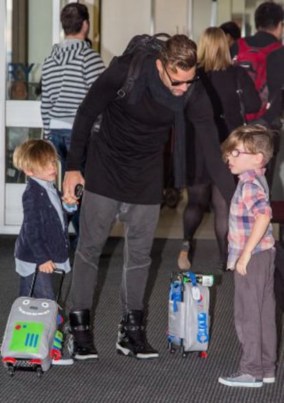 Ricky Martin y sus hijos en el aeropuerto de Sidney en abril 2014.