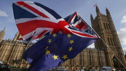 Una bandera brit&aacute;nica y otra de Reino Unido en Londres.