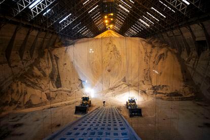 montaña de soja, en una de las bodegas del puerto de Rosario en la provincia de Santa Fe, Argentina. Desde este punto se embarca la soja a China.