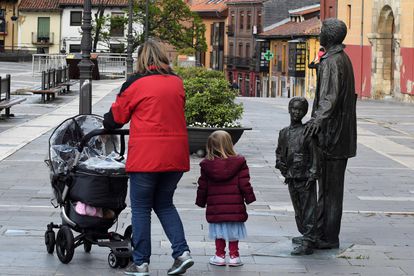 Una mujer y su hija pasean por la plaza de la Catedral, en León, este lunes.