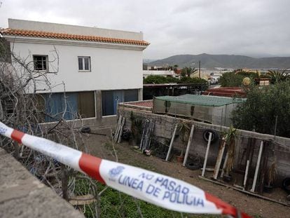 La casa de Playa Vargas, precintada por la policía, en la que se hacían las concentraciones de kárate.