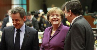 Merkel habla con Sarkozy (dcha) y Durao Barroso.