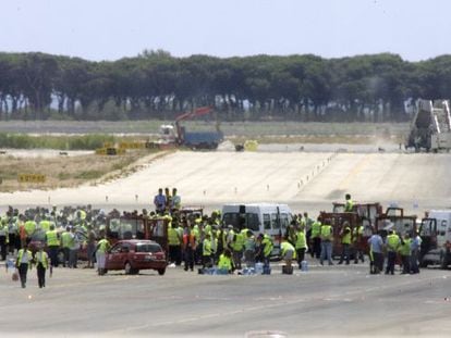 Trabajadores del servicio de tierra de Iberia ocupan las pistas del aeropuerto de Barcelona en julio de 2006.