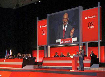 Emilio Botín, ante la junta de accionistas del Santander.