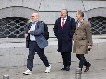 El abogado de Carles Puigdemont, Gonzalo Boye (primero por la izquierda), llega este viernes al Tribunal de Cuentas.