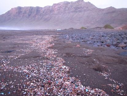 Aspecto de la Playa de Famara, en Lanzarote, tras un vertido de microplásticos en 2015.
