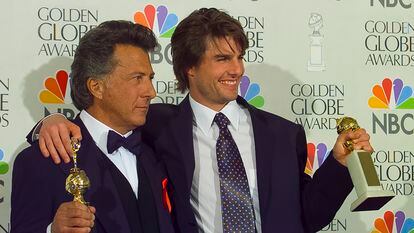 Dustin Hoffman y Tom Cruise, tras conseguir el Globo de Oro en 1997.