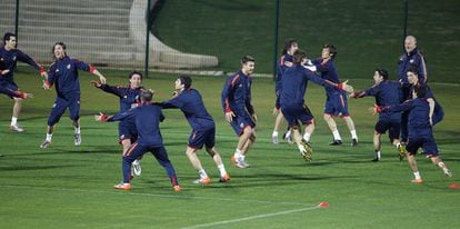 Los jugadores españoles, observados por Vicente del Bosque, durante uno de los ejercicios del entrenamiento de ayer en Durban.