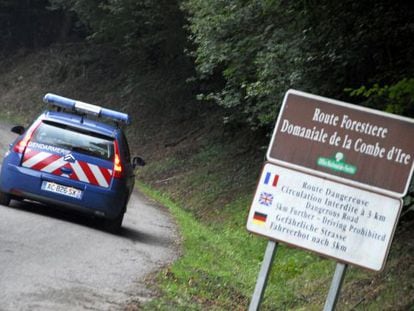 Veh&iacute;culo de la Gendarmer&iacute;a francesa en el lugar del crimen.